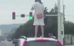 Video: Người phụ nữ nhảy lên nóc ô tô giậm chân chống đối chồng và cái kết bẽ bàng