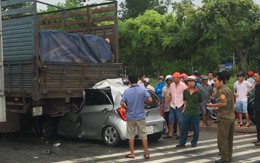 Xe con tông mạnh vào đuôi xe tải, tài xế tử vong kẹt trong xe