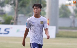 Tiền đạo U23 Việt Nam có hành động đẹp với đối thủ trong cuộc đọ sức tại giải Hạng Nhất QG 2019
