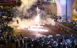 Quốc huy bị vấy bẩn phải thay giữa đêm, TQ "sôi gan" thề ăn thua đủ với người biểu tình Hồng Kông