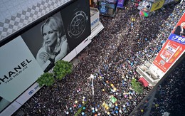 24h qua ảnh: Người biểu tình phủ kín đường ở Hong Kong