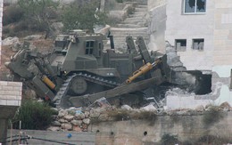 Binh sĩ, máy ủi Israel sẵn sàng phá nhà của hàng trăm người Palestine