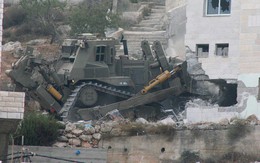 Binh sĩ, máy ủi Israel sẵn sàng phá nhà của hàng trăm người Palestine