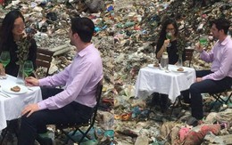 Cặp nam nữ đặt bàn, uống rượu vang ở bãi rác Nam Sơn khiến nhiều người khó hiểu