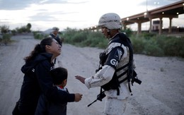 24h qua ảnh: Mẹ con người di cư cầu xin vượt biên sang Mỹ