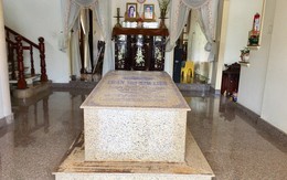 Ngôi mộ nằm giữa phòng khách trong căn biệt thự ở Bến Tre