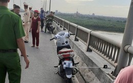 Bỏ lại xe máy, cô gái trèo qua thành cầu gieo mình xuống sông Hồng
