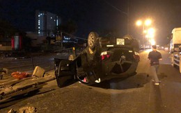 Nữ tài xế mất lái húc sập hàng rào sắt, xe lật ngửa giữa phố Hà Nội trong đêm
