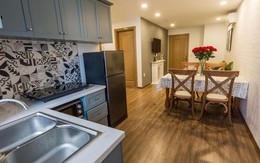 Đưa đại gia đình đi du lịch, mẹ trẻ chết đứng khi được thông báo cắt nước, phản ứng của phía cho thuê còn "đáng sợ" hơn