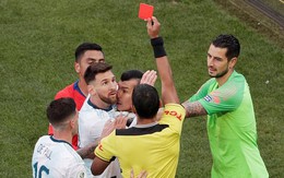 Messi nhận thẻ đỏ, Argentina vẫn vượt qua nỗi ám ảnh lịch sử