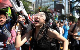 24h qua ảnh: Mọi người nhảy múa trong lễ hội súng nước Hàn Quốc