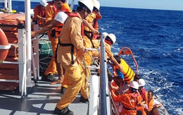 Tàu Kiểm ngư Việt Nam cứu nạn ngư dân ở vùng biển Hoàng Sa