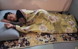 Tuấn Hưng nằm ngủ trên sàn nhà khi chăm vợ sinh lần 3