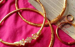 Chuyện thật như đùa: Đúng ngày cưới cô dâu ôm cả thùng tiền mừng cùng vàng và chú rể trả thẳng bố mẹ chồng