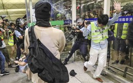 Nghi ngờ có mật vụ, người biểu tình Hồng Kông đụng độ với cảnh sát tại sân bay