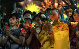 Hàng nghìn người ngồi kín chùa Phúc Khánh nghe giảng kinh trong lễ Vu Lan