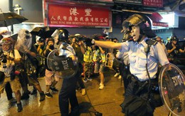 Cảnh sát lần đầu nổ súng cảnh cáo, phun vòi rồng trấn áp người biểu tình: Bạo lực trở lại đường phố Hồng Kông