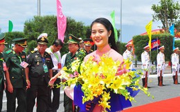 "Bóng hồng" tặng hoa đoàn quân đội Campuchia cửa khẩu quốc tế Tịnh Biên
