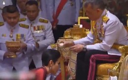 Nữ y tá quỳ rạp trước Nhà vua Thái Lan trong lễ sắc phong thành Hoàng quý phi