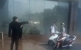Người quay clip nhân viên khách sạn Grand Plaza đuổi người trú mưa nói gì?