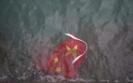 Người biểu tình Hồng Kông giật quốc kỳ ném xuống biển: Báo đảng TQ "sôi gan", buông 1 câu rợn người
