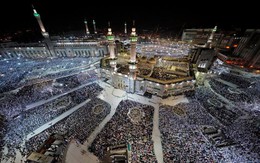24h qua ảnh: Tín đồ Hồi giáo cầu nguyện tại thánh địa Mecca