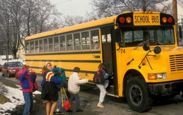 Các nước ngăn học sinh bị bỏ quên trên xe đưa đón: Cài báo động, lắp thiết bị 'phát hiện trẻ ngủ quên'