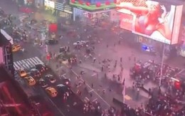Đám đông bỏ chạy tán loạn, giẫm đạp lên nhau ở Quảng trường Thời đại vì tưởng tiếng nổ pô xe là súng nổ