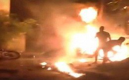 Cãi nhau lúc rạng sáng, chồng hất xăng đốt vợ rồi bế con 2 tuổi đi biệt tích