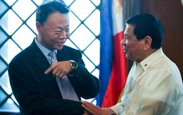 Chưa kịp đến Bắc Kinh khoe thắng kiện biển Đông trước ông Tập, TT Duterte đã bị nắn gân
