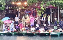 Hàng nghìn du khách đội mưa du thuyền tại Tràng An
