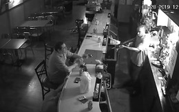 Ông chú thản nhiên ngồi uống cà phê ngay cả khi bị dí súng vào mặt, còn giật lại cả smartphone từ tay tên cướp