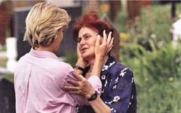 Câu chuyện phía sau khoảnh khắc Công nương Diana ôm một người mẹ xa lạ đang khóc trước mộ con chỉ vài tuần trước khi bà qua đời