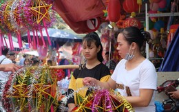 Người dân đội nắng mua đồ Rằm Trung thu, tiểu thương căng thẳng chạy đua với thời gian