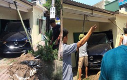 Con trai lùi Mazda CX5 mới cứng trúng nhà bố mẹ, nhóm đàn ông hốt hoảng chống cọc để tránh sập tường