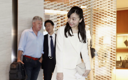 Công chúa xinh đẹp nhất Nhật Bản tỏa sáng tại sân bay với phong thái chuẩn mực, bắt đầu chuyến công du nước ngoài đầu tiên