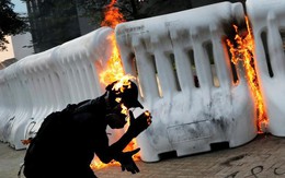 24h qua ảnh: Người biểu tình Hong Kong bị bắt lửa từ bom xăng