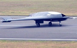 UAV Lợi Kiếm xuất hiện rầm rộ: TQ "vạch áo cho người xem lưng" yếu điểm của tàu sân bay?