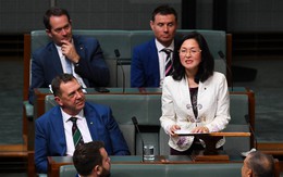 Nữ nghị sĩ bật khóc trước quốc hội: Người Hoa ở Úc bị lôi vào vòng xoáy cùng câu hỏi cực hóc búa về mối quan hệ với TQ