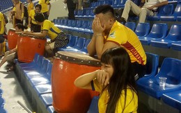 Đại gia một thời V.League thua với kịch bản cay đắng, CĐV ôm mặt khóc nức nở trên khán đài