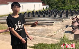 Nam thanh niên ra nghĩa trang bật nắp mộ, dùng điện thoại của người chết làm việc bất ngờ