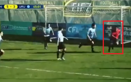 Video: Bò ra sân đánh đầu ghi bàn, cầu thủ bị cả đội đối phương đuổi đánh