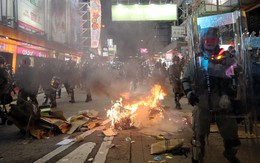 Sau đêm "hỗn loạn", Hong Kong thắt chặt đường ra sân bay, lục soát tàu xe