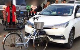 Xe đạp Trung Quốc đâm móp đầu ô tô Nhật nhưng không hề hấn gì