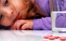 Uống thuốc với sữa, nước trái cây có hại không?