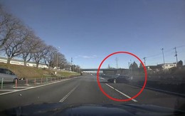 Siêu xe Ferrari gặp tai nạn kinh hoàng khi chạy đua trên cao tốc