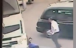 Video: Hãi hùng tên trộm chạy trốn và bị xe tải lớn cán phải