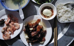 Khoe mâm cơm mẹ chồng để phần, nàng dâu trẻ khiến chị em xuýt xoa khi nhìn thấy đĩa tôm