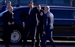 Tổng thống Putin mời người đồng cấp Serbia ngồi xe limousine bọc thép do Nga sản xuất