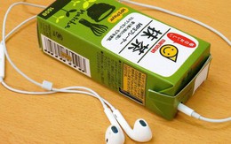 Tưởng đùa mà thật: Lấy ý tưởng từ sự lơ đãng của học sinh, công ty Nhật chế luôn máy nghe nhạc trong vỏ hộp sữa